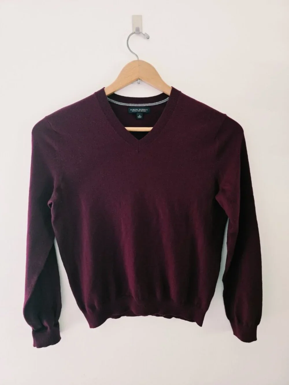 Banana Republic Extra Fine Wool V-Neck Mens Pullover Knit Sweater M Burgundy